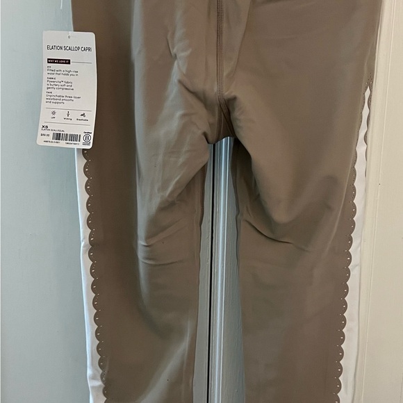 Athleta Elation Scallop Capri Sz XS Color -Quail (taupe/beige) NWT - Picture 4 of 7
